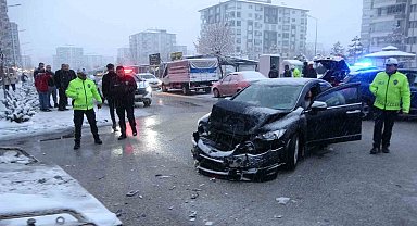 Malatya'da öğrenci servisi ile otomobil çarpıştı: 5 yaralı