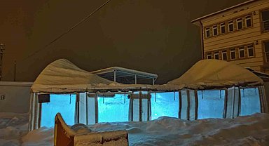 Malatya'nın Akçadağ ilçesinde kar yağışı nedeniyle çadır mescit çöktü