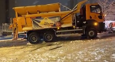 Maltepe'de yolu açmaya gelen İBB kar küreme aracı yolda kaldı
