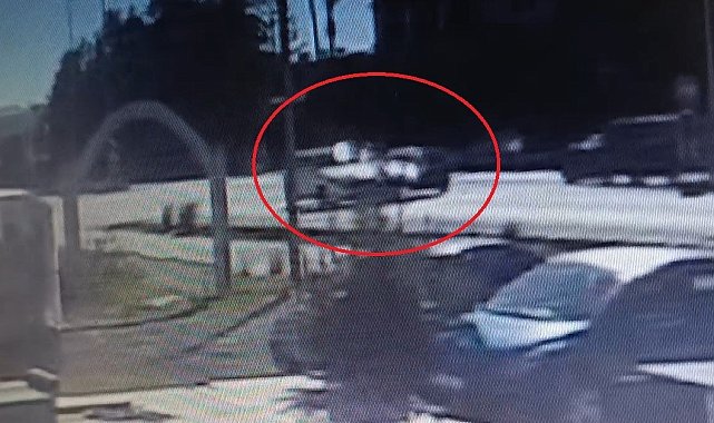 Manavgat'ta kavşakta iki otomobil çarpıştı