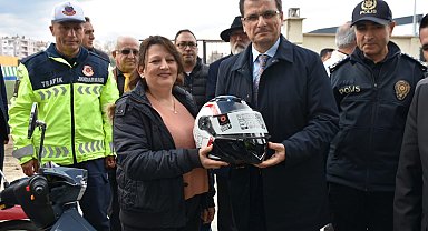 Manisa'da motosiklet sürücülerine kask dağıtıldı