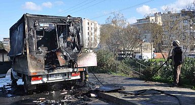 Manisa'da seyir halindeki mobil lokma aracı yandı