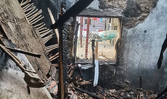 Manisa'da yangın bir evi kül etti