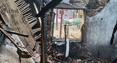 Manisa'da yangın bir evi kül etti