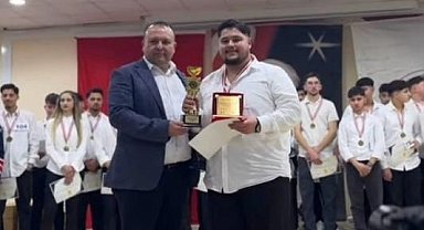 Manisalı kuaförler Kütahya'dan iki kupa ile döndü