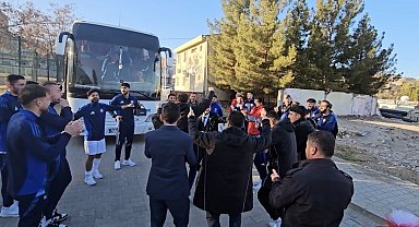Mardin'de futbolcular, gelin arabasından damadı indirip çiftetelli oynadı