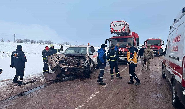 Mardin'de işçileri taşıyan minibüs ile pikap çarpıştı: 10 yaralı