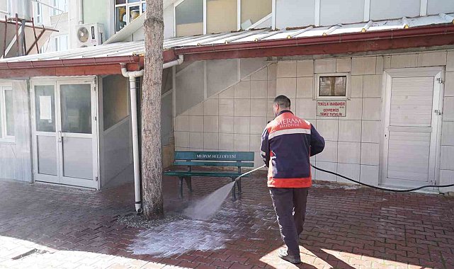 Meram Belediyesi'nden Ramazan öncesi cami bahçelerinde temizlik seferberliği