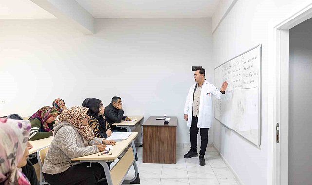 MERCEK Meslek Edindirme Merkezi'nde vatandaşlar okuma-yazma öğreniyor