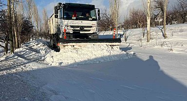 Mersin Mut'ta karla kaplanan yollar açıldı