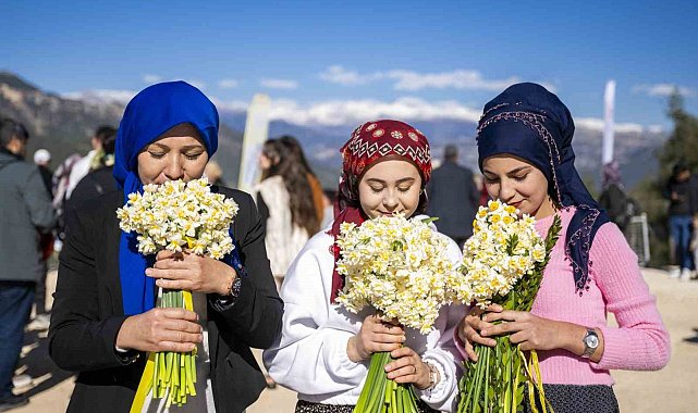 Mersin'de 'Nergis Şenliği' fotoğraf yarışmasının kazananları ödüllerini aldı