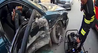 Mersin'de otomobilde sıkışan sürücüyü itfaiye ekipleri kurtardı