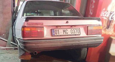 Mersin'de yoldan çıkan otomobil fırına daldı
