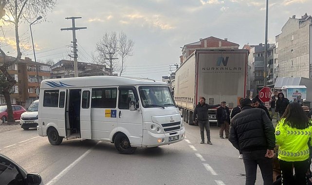 Minibüs ile çarpışan motosikletteki çift yaralandı