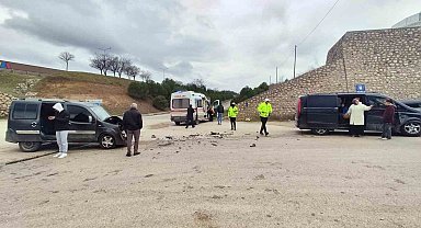 Minibüs ile hafif ticari araç çarpıştı: 6 yaralı