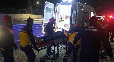 Minibüs otomobile çarptı, 4 kişi yaralandı