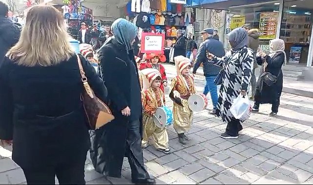Minik yeniçerilerden Ramazan yürüyüşü