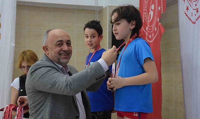 Minikler ve küçükler yüzme müsabakaları başladı