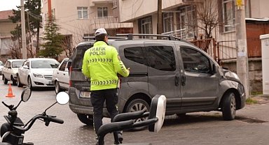 Motosiklet ile hafif ticari araç çarpıştı: 1 yaralı
