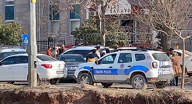 Motosiklet park halindeki otomobile çarptı: 2 yaralı