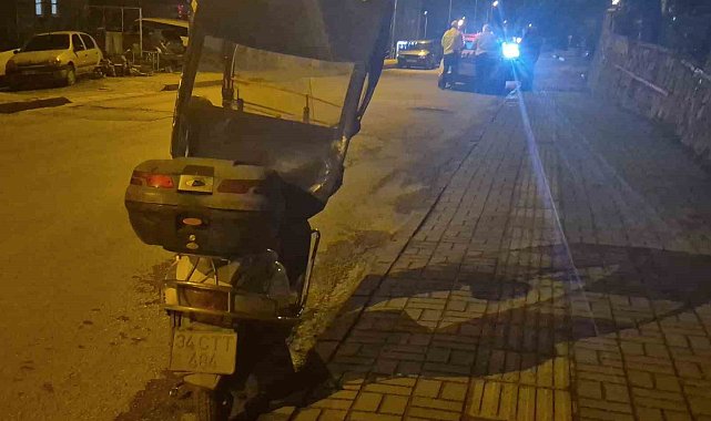 Motosiklet yolun ortasında yürüyen kişiye çarptı