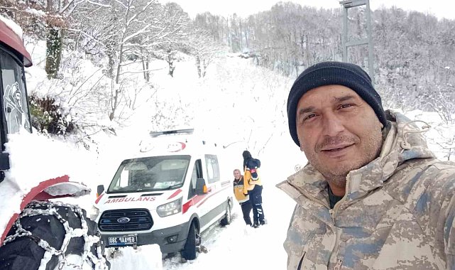 Muhtar karla kapanan yolu traktörle açtı, sağlık ekipleri KOAH hastasına ulaştı