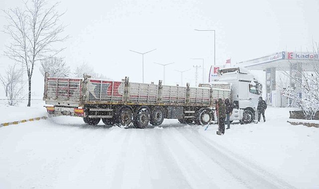 Muş-Bingöl kara yolunda ulaşıma kar engeli