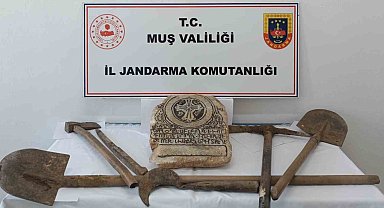 Muş'ta kaçak kazıya suçüstü: Tarihi mermer parçası ele geçirildi