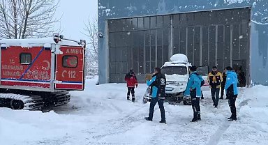 Muş'ta yolu kardan kapanan köydeki hasta zorlu mücadele ile hastaneye ulaştırıldı