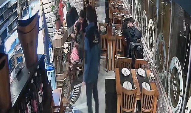 Nefes borusuna yiyecek takılan İngiliz turisti, garsonun Heimlich manevrası kurtardı
