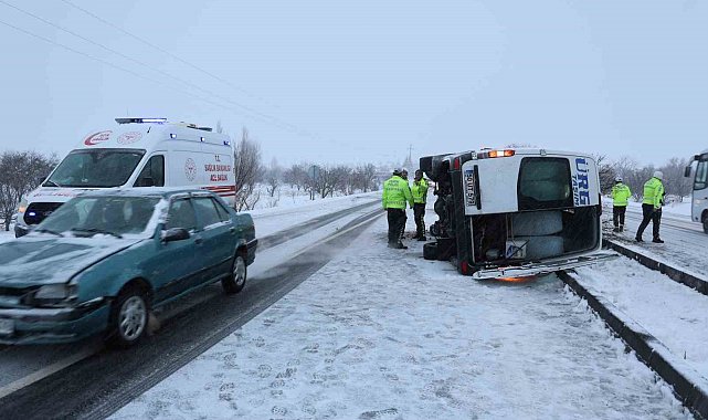 Nevşehir'de kontrolden çıkan minibüs devrildi: 6 yaralı