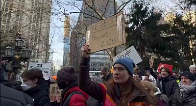 New York'ta binlerce kişi Trump yönetimi ve Elon Musk'a karşı protesto düzenledi