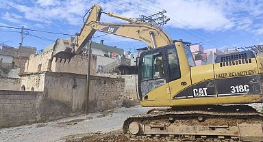Nizip Belediyesi, tehlike arz eden metruk binaları yıktı