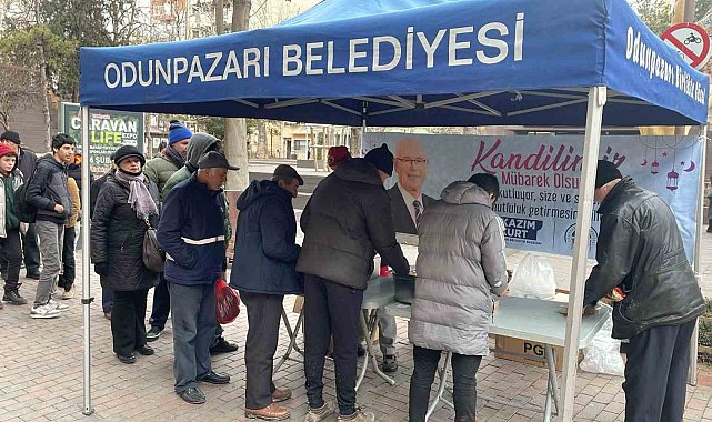 Odunpazarı Belediyesi'nden Regaip Kandili'nde helva ikramı