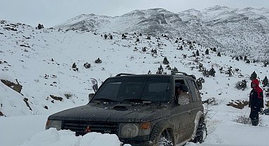 Offroad tutkunlarının karla kaplı yollarda offroad heyecanı