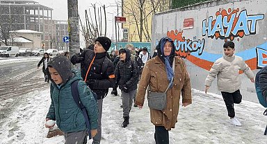 Öğrenciler tatil haberini kar topu oynayarak kutladı