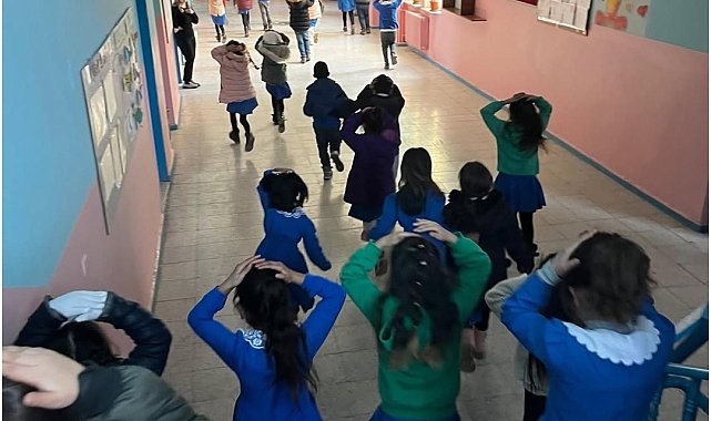 Öğrencilere deprem tatbikatı düzenlendi
