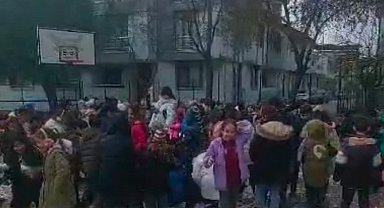 Öğrencilere kar sürprizi: Okul bahçesine kamyonetle kar getirildi
