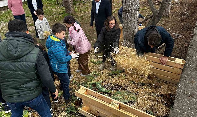 Öğrencilere kompost ve gübre yapımını öğretti