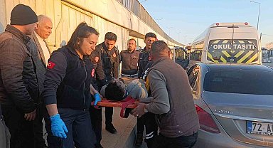 Okul servisine arkadan çarpan lüks otomobil sürücüsü araçta sıkıştı