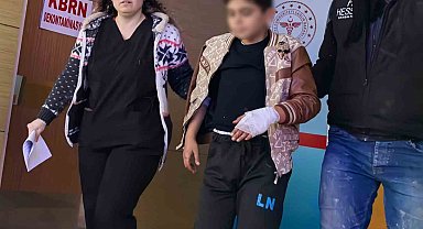 Okulun duvarına tırmanırken tel eline saplanan çocuk yaralandı