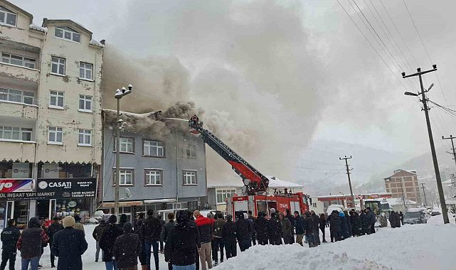 Ordu'da 3 katlı apartmanın çatı katı alevlere teslim oldu