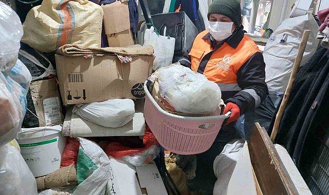 Ordu'da bir evden 10 kamyonet çöp çıkartıldı
