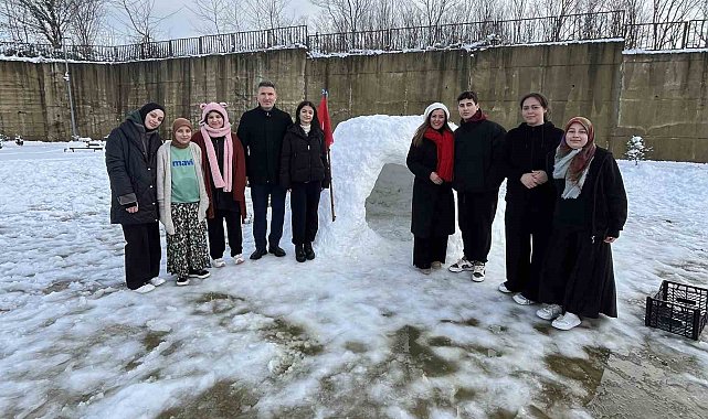 Ordu'da lise öğrencileri kardan 'iglo' inşa etti