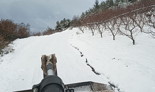 Osmaneli'nde kapanan köy yollarını açmak için ekipler seferber oldu
