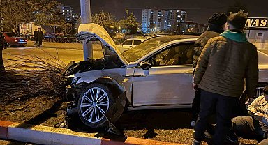Osmaniye'de otomobil refüjdeki ağaca çarptı: 1 yaralı