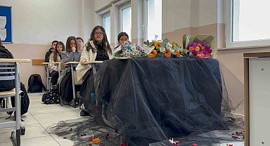 Otel faciasında yaşamını yitiren Lalin'in masası çiçeklerle donatıldı