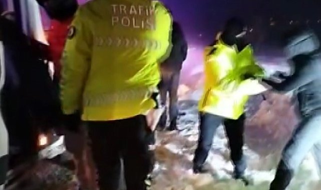 Otobüs ve minibüs kara saplandı, mahsur kalan 53 kişiyi polis kurtardı