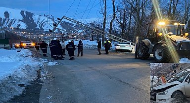 Otomobil elektrik direğine çarptı: 2 yaralı