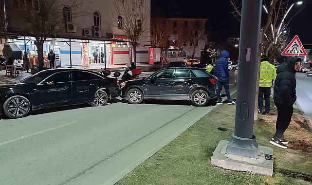 Otomobil, park halindeki otomobile çarptı: 1 yaralı